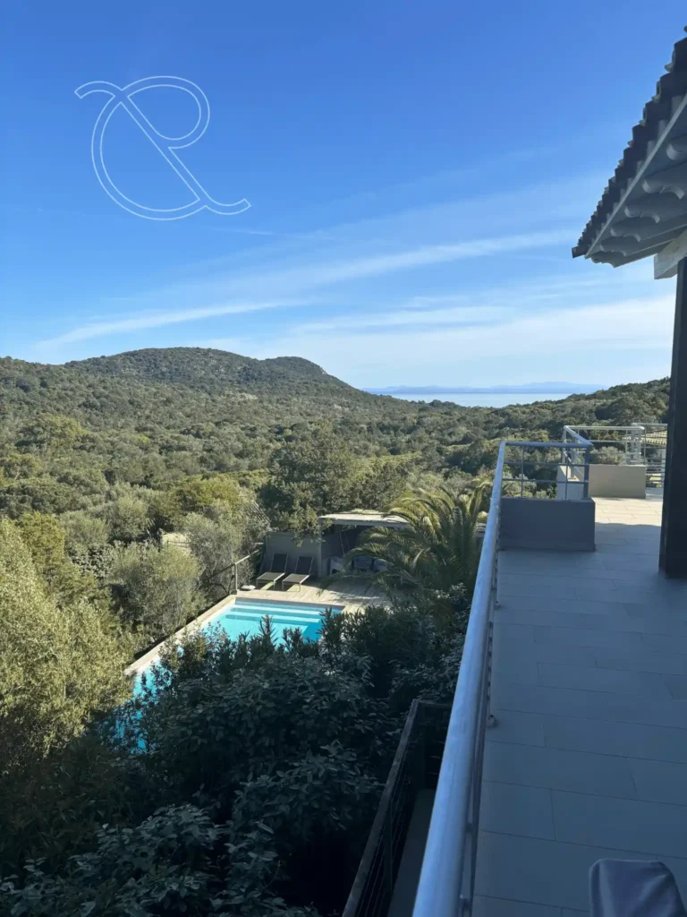 Vue depuis la terrasse de la villa d’architecte vue mer Palombaggia, offrant un cadre calme et un bel aperçu de l’horizon maritime.