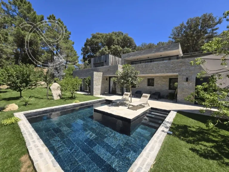 Accueil 2 Villa d'architecte à vendre en Corse du Sud avec jardin et piscine.