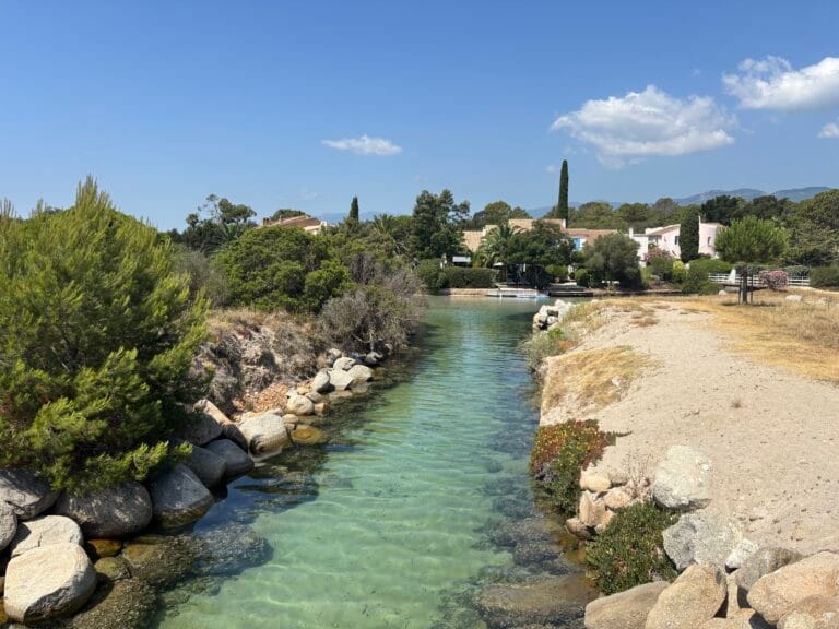 Accueil 2 Mer Méditerranée à Saint-Cyprien, cadre naturel proche des maisons de charme en Corse-du-Sud
