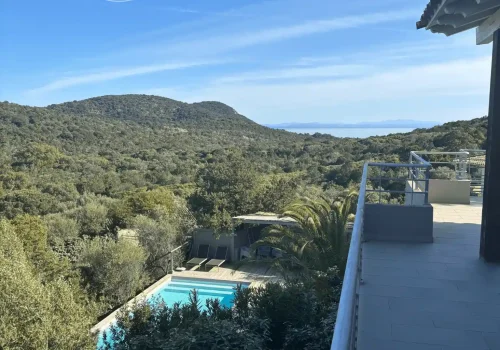 Vue depuis la terrasse de la villa d’architecte vue mer Palombaggia, offrant un cadre calme et un bel aperçu de l’horizon maritime.
