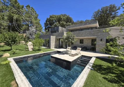 Villa d'architecte à vendre en Corse du Sud avec jardin et piscine.